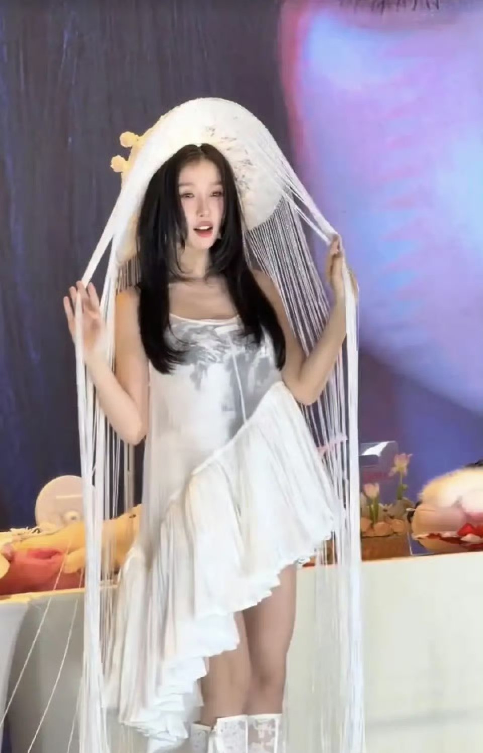 虞书欣这是在模仿张艺凡的出圈造型吗？ 