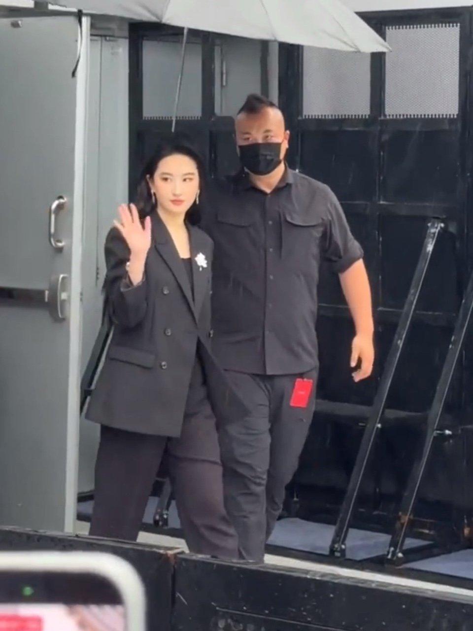 刘亦菲黑西装生图刘亦菲西装挽袖 妈妈来了  挽袖好酷 