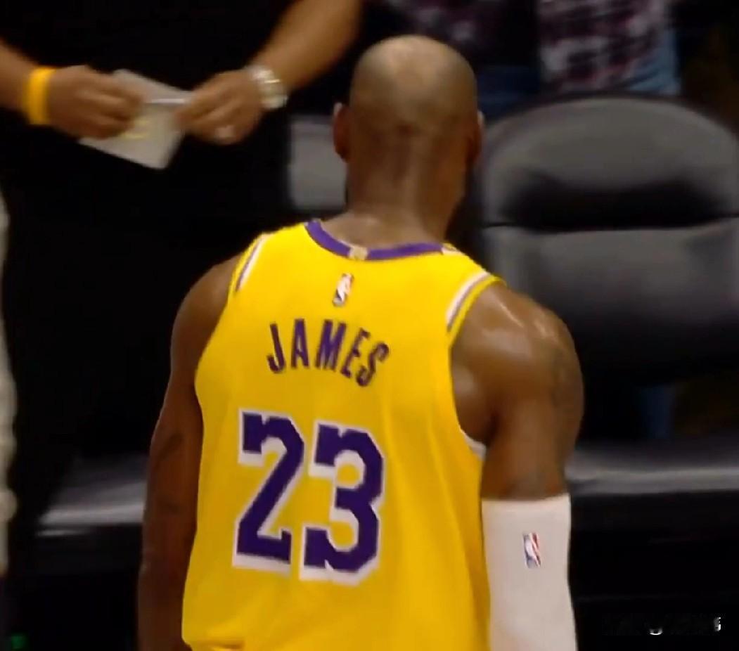 担当！范德彪谈老大哥詹姆斯：

“提起勒布朗。”

“你能想到的，只有赞美。”