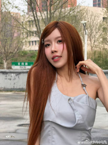 庄法大艺术家烫嘴 面对高难度唱跳和烫嘴中文歌词，庄法仅用一两天准备，舞台完成度拉