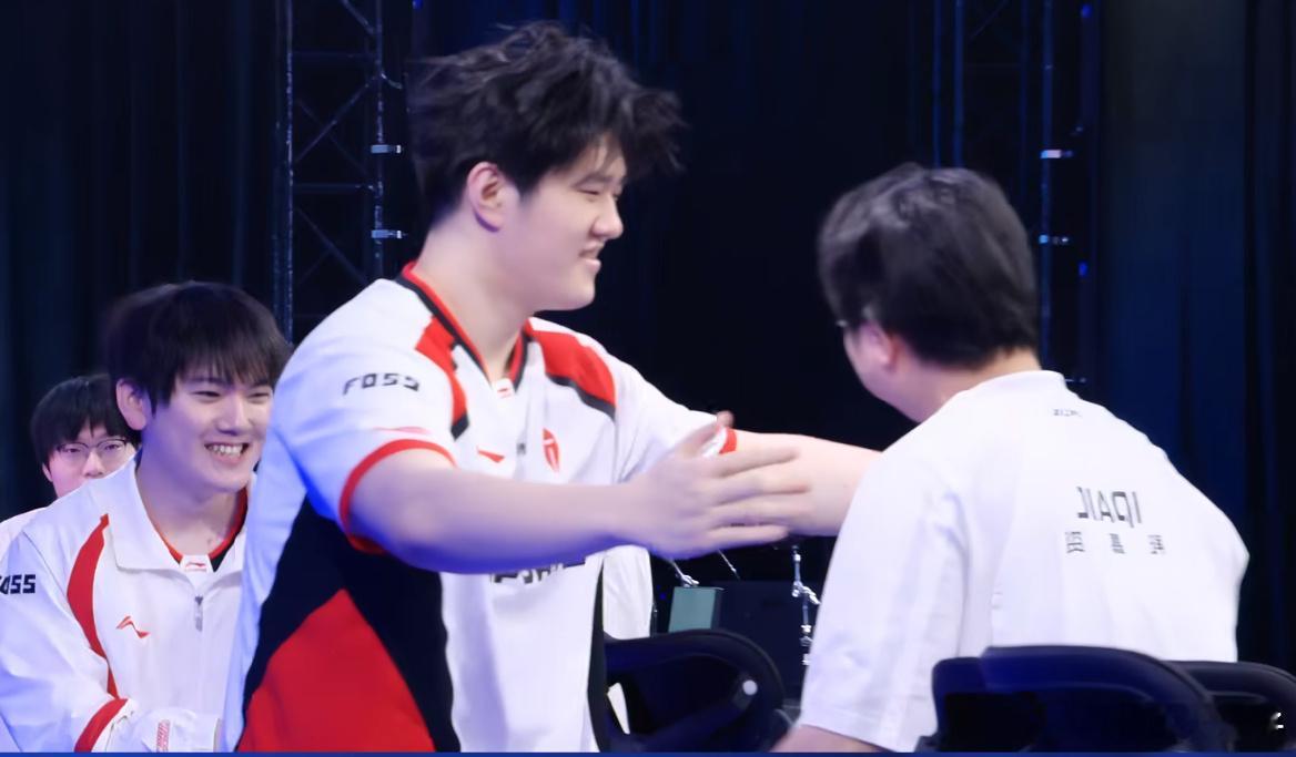 Meiko在进场时越过了四五个人去和JackeyLove拍手也难怪赛后哥哥去碰拳