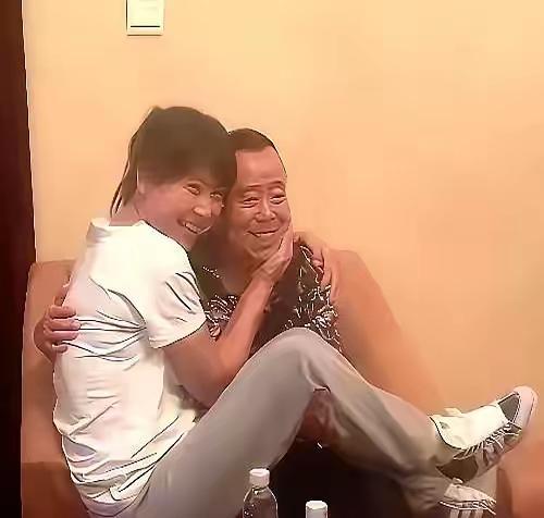 严某晶跟这些男人究竟是什么关系？
在平台上这些照片，已经泛滥成灾。因为这些人，真