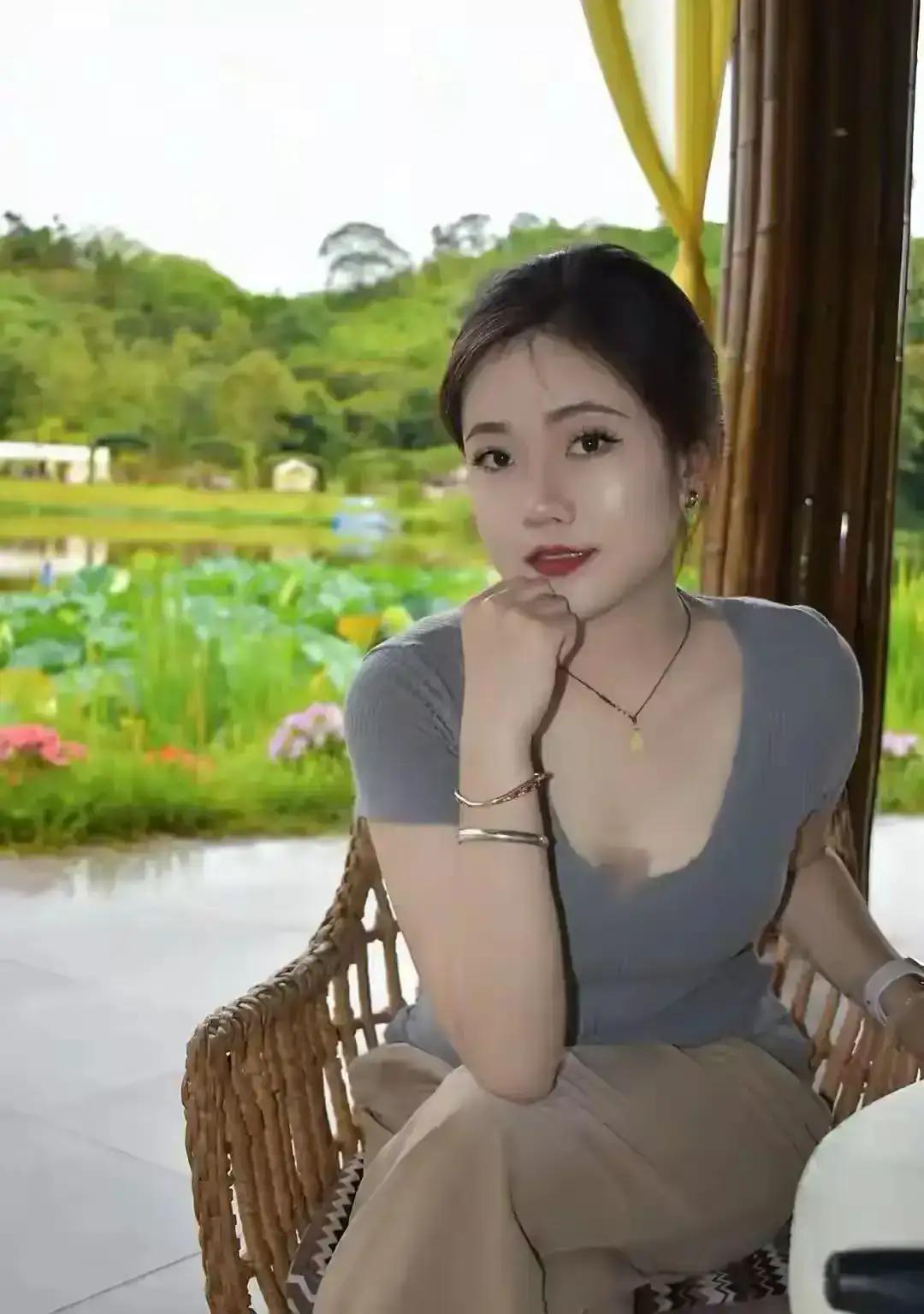 《八月秋初》

暑气随云散，新凉入画堂。
蝉声犹未歇，雁影已南翔。
露白沾衰草，