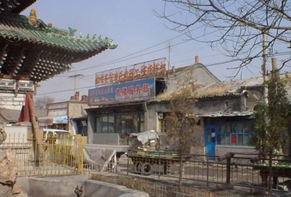 今天继续发送三张呼和浩特市旧城小召半道街在旧城区改造中消失的老建筑照片。希望大家