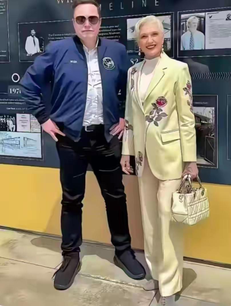 马斯克回美国。
没有坐总统的专机，
他带着6岁的儿子，
跑到上海看老妈去了。
 