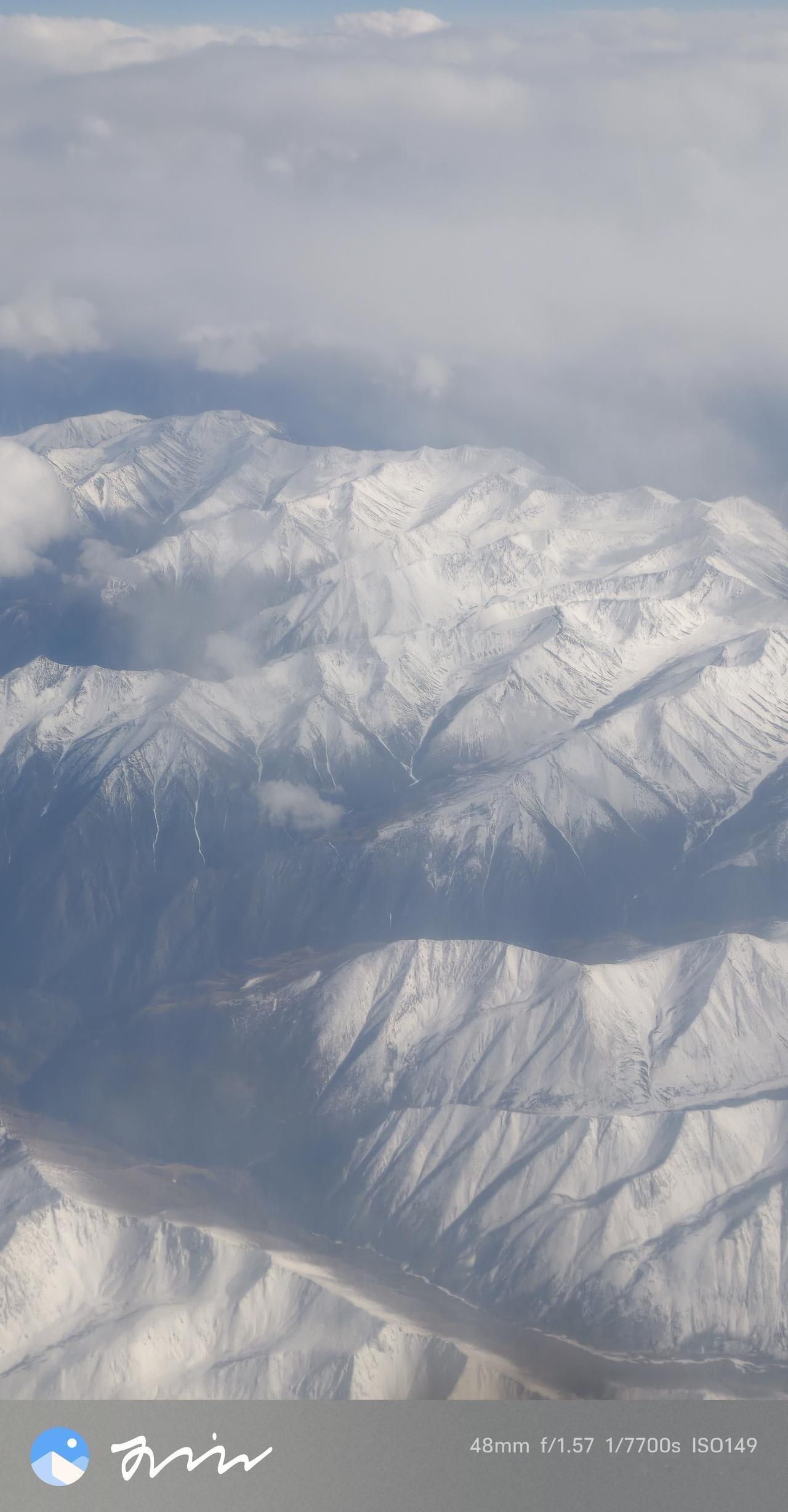 成都飞拉萨，堪称国内最美空中航线，随手一拍都是无需滤镜的震撼大片。万米高空之上，