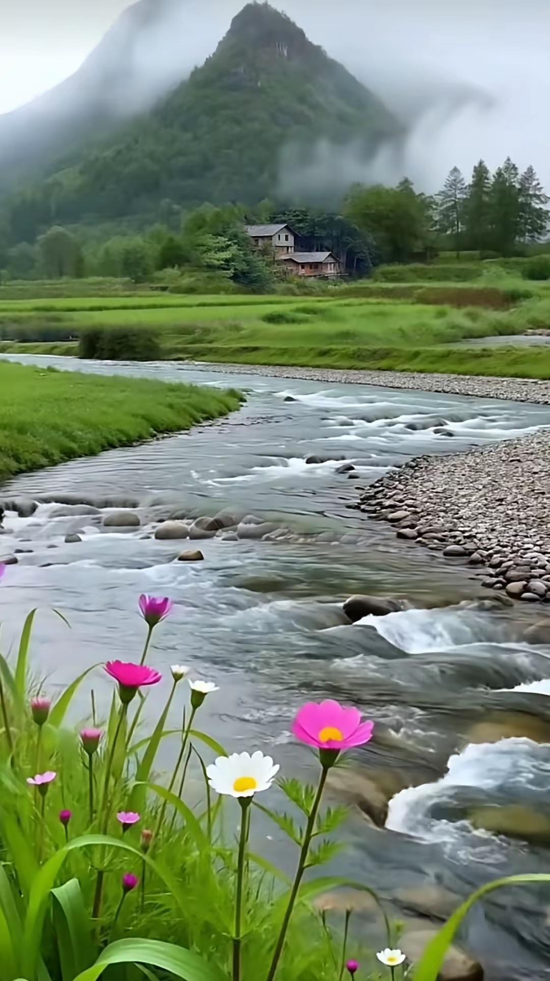 溪水的魅力
 
从不喧哗，也不张扬
只在低谷里，静静流淌
绕过顽石，穿过荒凉
把