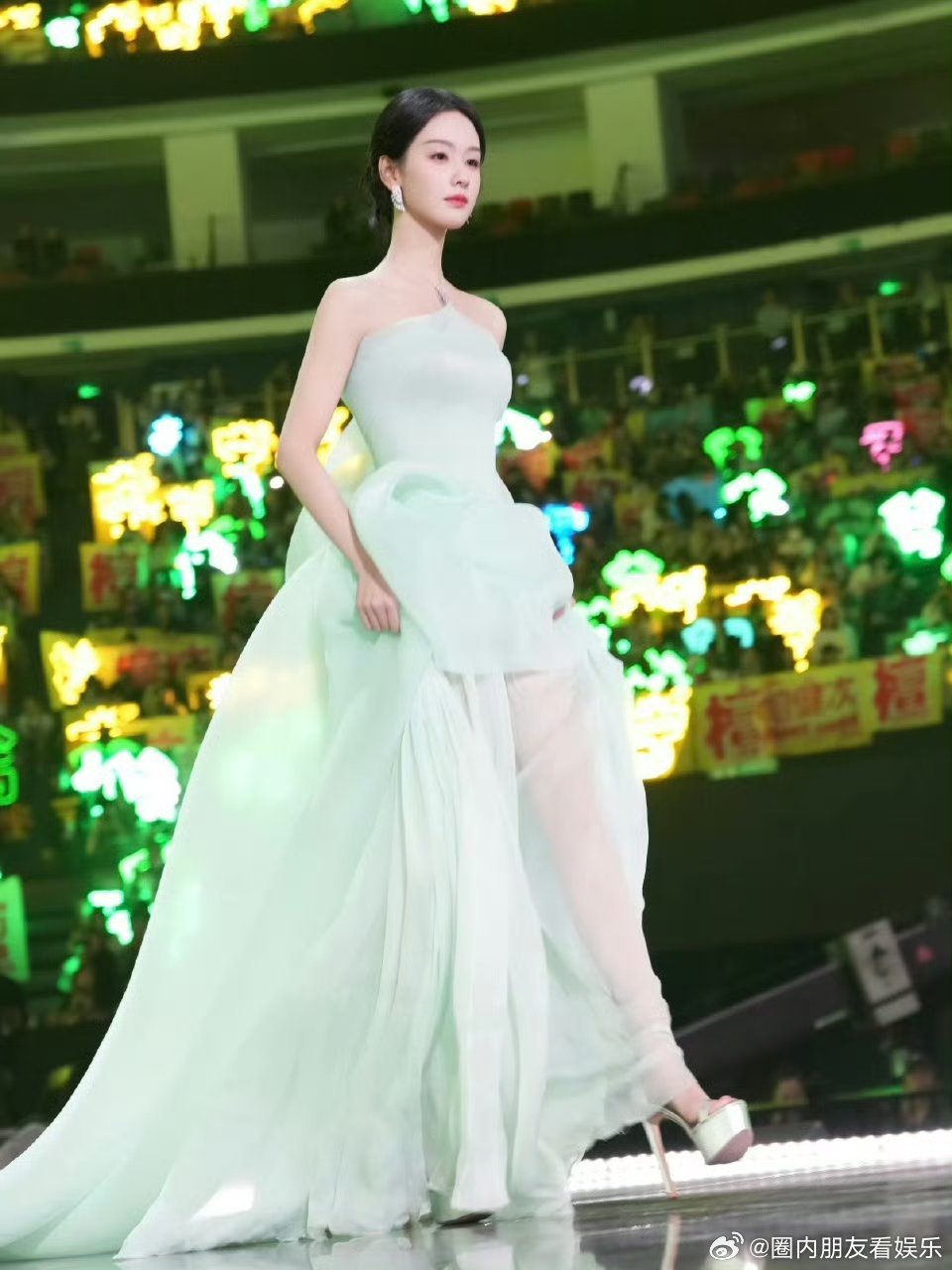 陈都灵古希腊掌管淡颜的神 淡颜系天花板非陈都灵莫属，清冷疏离又藏书卷气，无攻击性