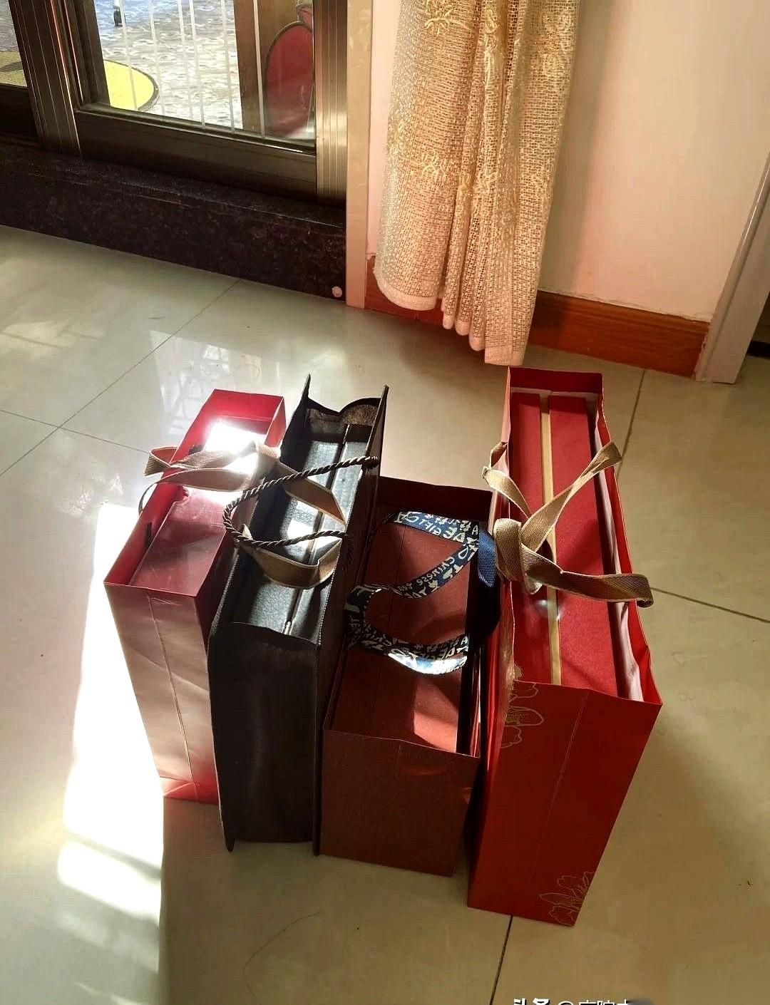 一个红包，500块。
我女儿提着一千多的礼物上门，高高兴兴去的，回来路上眼圈都红