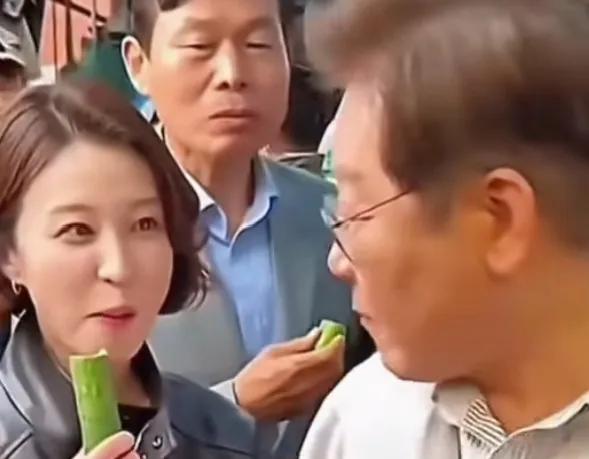 这眼神，没有一丝杂质，安贵玲这是纯粹的崇拜
不得不佩服这位女子的魄力，坚定不移的
