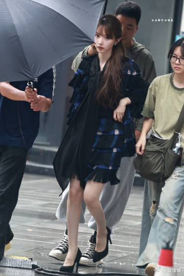 田曦薇新剧路透黑高跟太有女人味田曦薇上班路透惊艳全网，飘逸流苏套装氛围感浓厚，柔