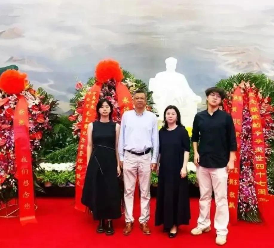 这是今年9月9日，刘思齐女儿杨东梅一家在纪念堂毛主席座像前的合影。

刘思齐在世