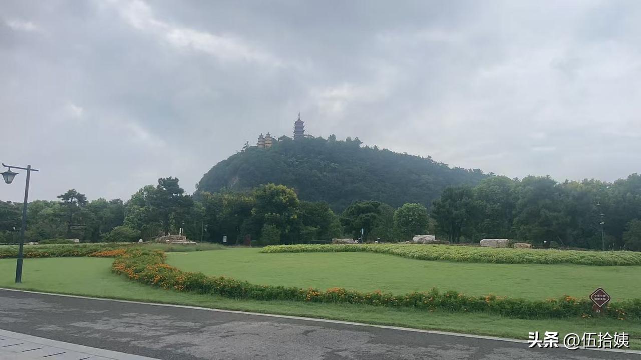 哥哥的老婆我们喊“嫂子”，
老公哥哥的老婆，我们称妯娌，但也喊“嫂子”。
这两个