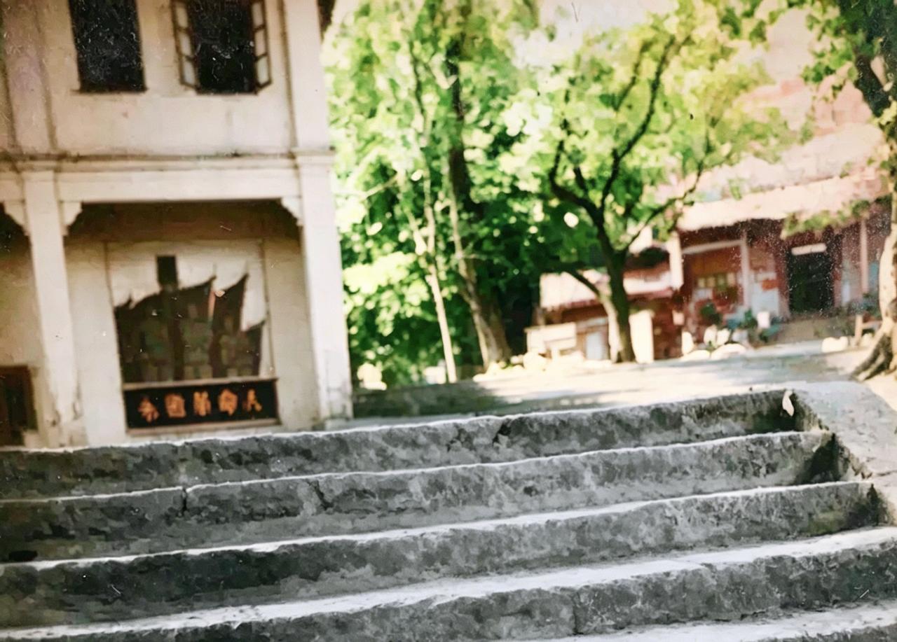 桂平西山李公祠前广场
查看地方志古籍，
对于西山的李公祠的这个位置的建筑，
一直