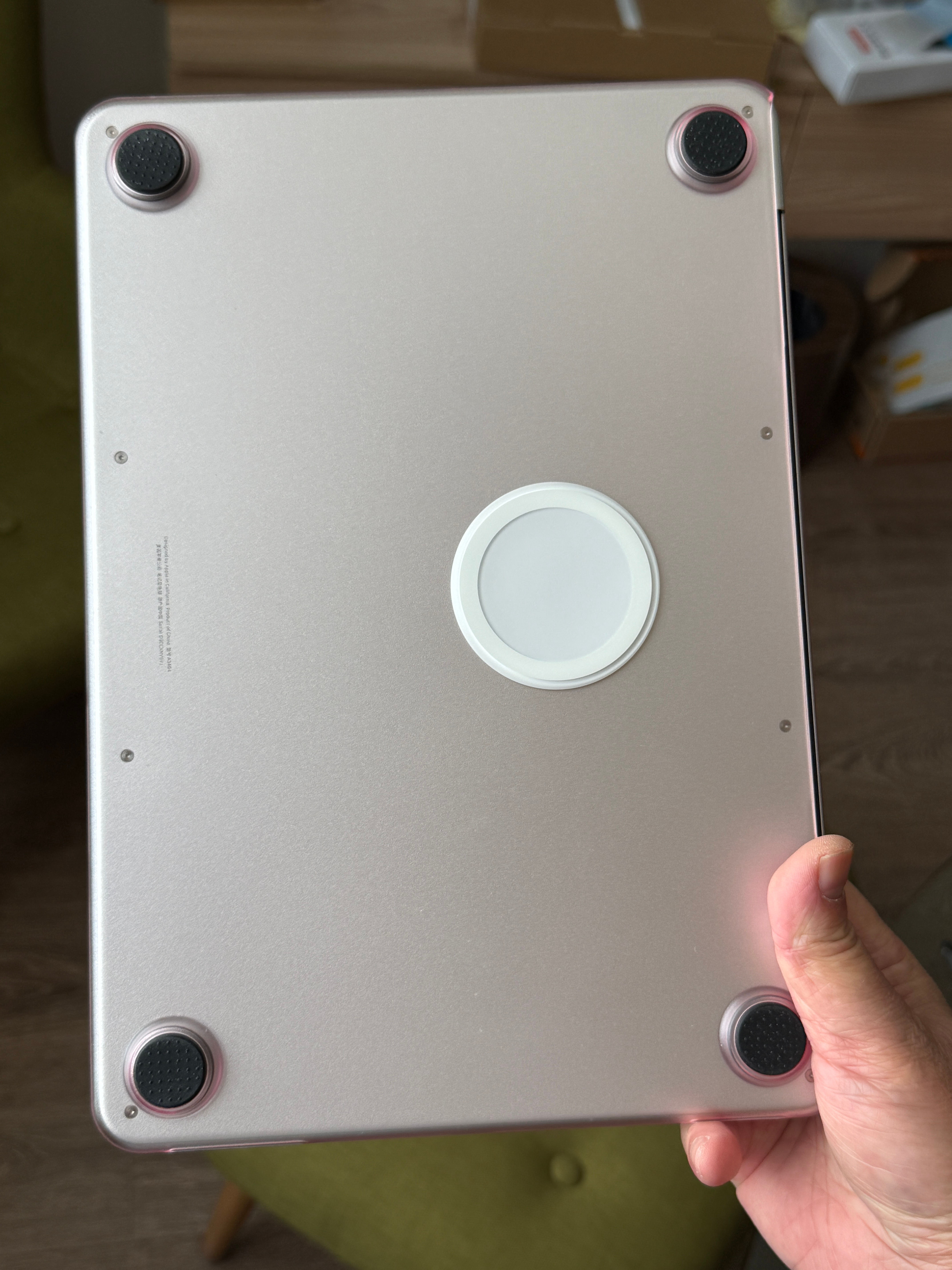 MacBook Neo 的壳子装上去了平板引磁片也贴了一个，笔记本贴引磁片，我只