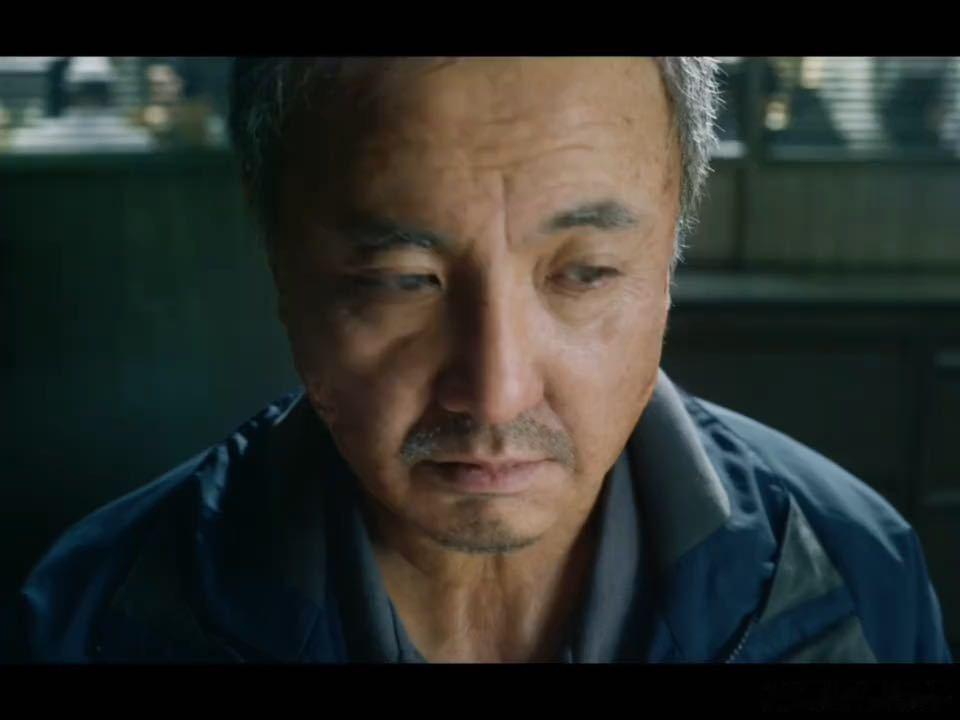 沈腾老年妆化了六个小时沈腾出道23年第一次化老年妆 明知道是化的，还是难受了。他