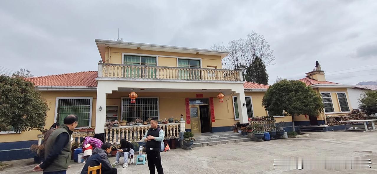 在安康关庙，有一对令人羡慕的教师夫妇，亲手建起一栋精致二层小别墅。

张大哥是个