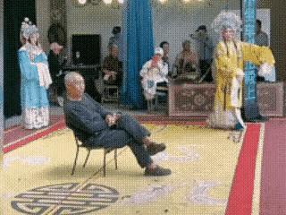 有理走遍天下，最怕痞子无赖，因为他们根本就不讲道理。舞台上演员们正在表演，突然就