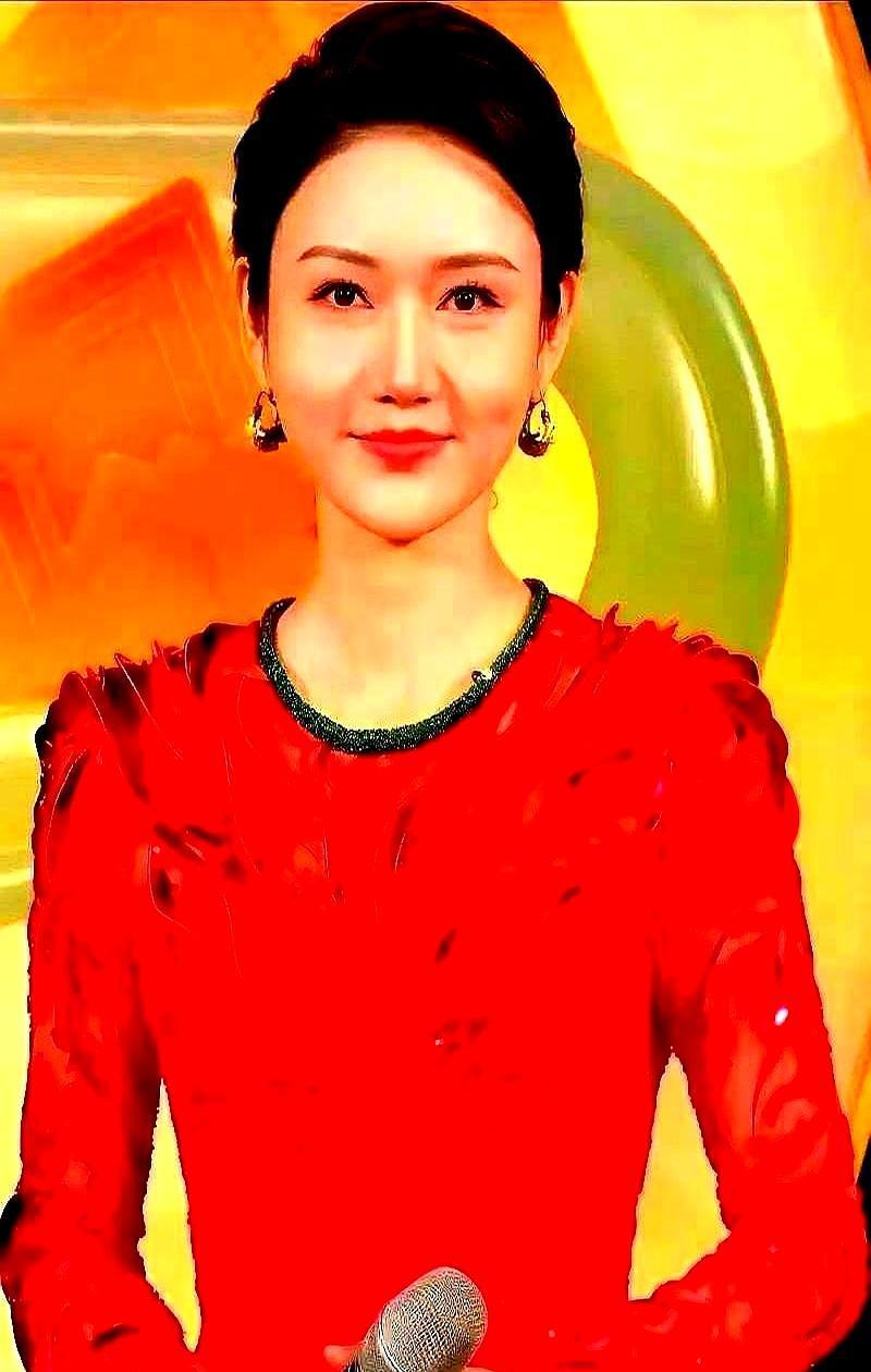 春晚那晚，撒贝宁“玩脱”的0.5秒，导播室已经准备切信号了。
一个女人，用一个眼