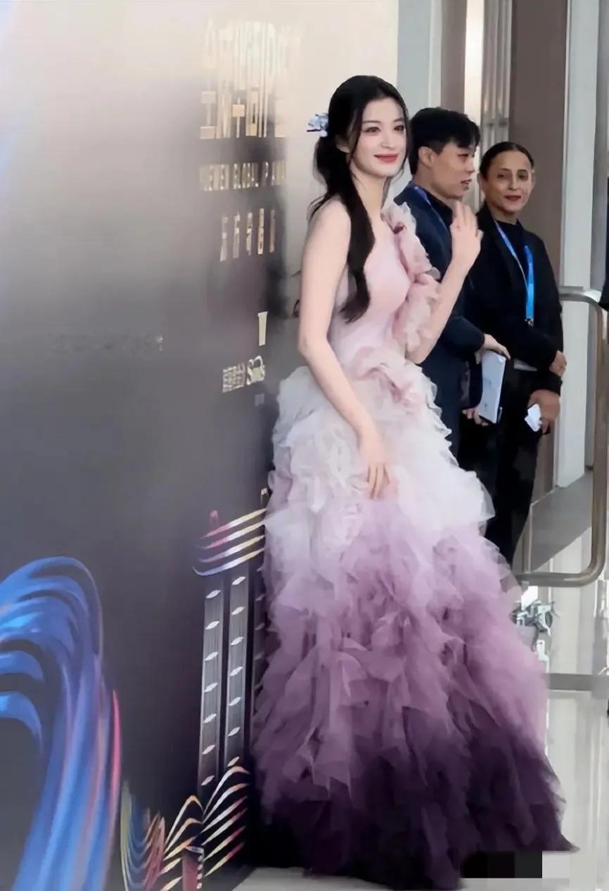 她现在真是低调了很多，好久没见她怎么露面了！

近日出席活动的她，依旧还是很明艳