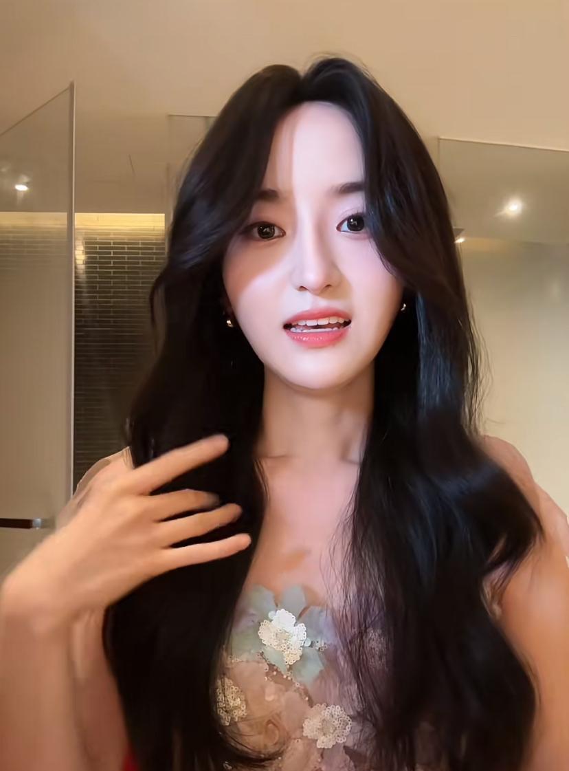 香飘飘千金蒋一侨长发也太美了吧。
长发可比她短发好看多了。
这么好的条件干嘛总当