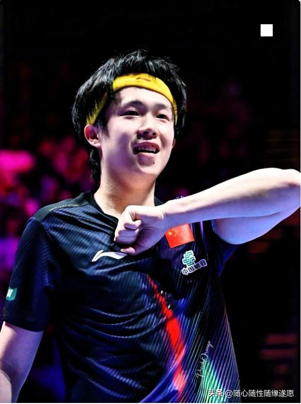 王楚钦终于突破自己，战胜雨果，进入决赛！

王楚钦一个人在台上战斗，台下所有的教