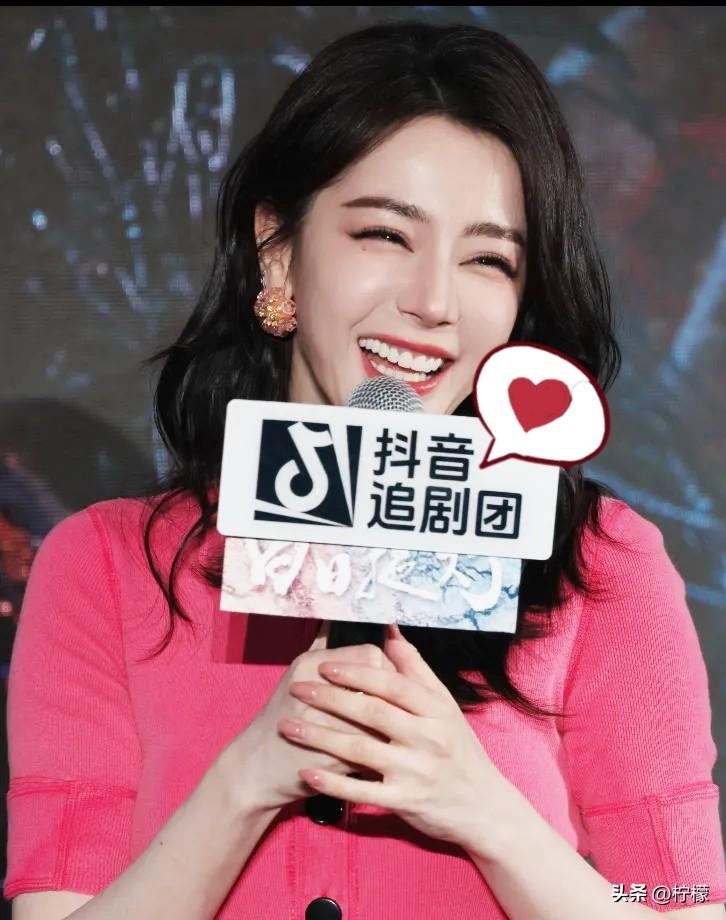 明眼人都知道，
不知道大家发现了没，
只要迪丽热巴一出来，不管她是明明换了以往不