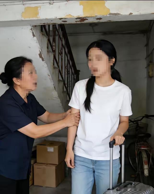 退租被房东“扣留”5 天，姑娘以为押金打水漂，打开信封那一刻却泪崩：这 2000