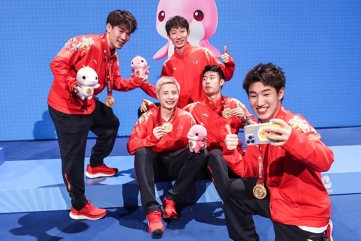 猜这合照的主题是什么？