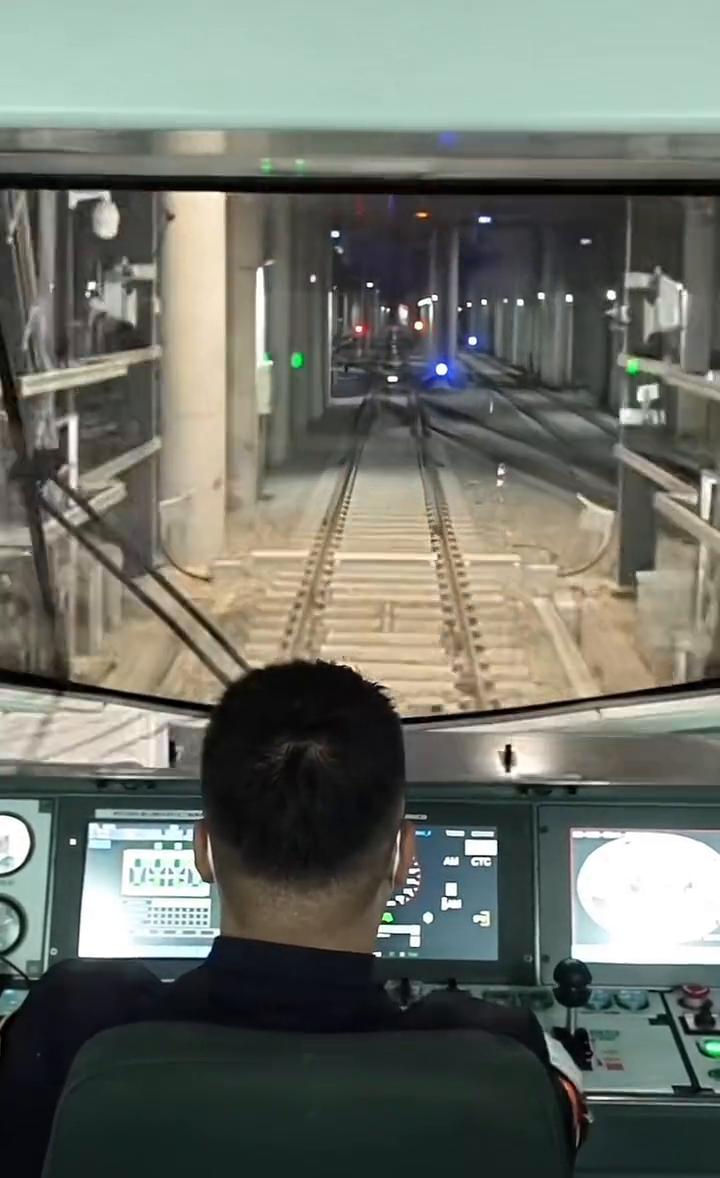 举例：北京地铁3号线。

地铁"下班"后去哪了？跟着地铁回一趟它的"家"。

车
