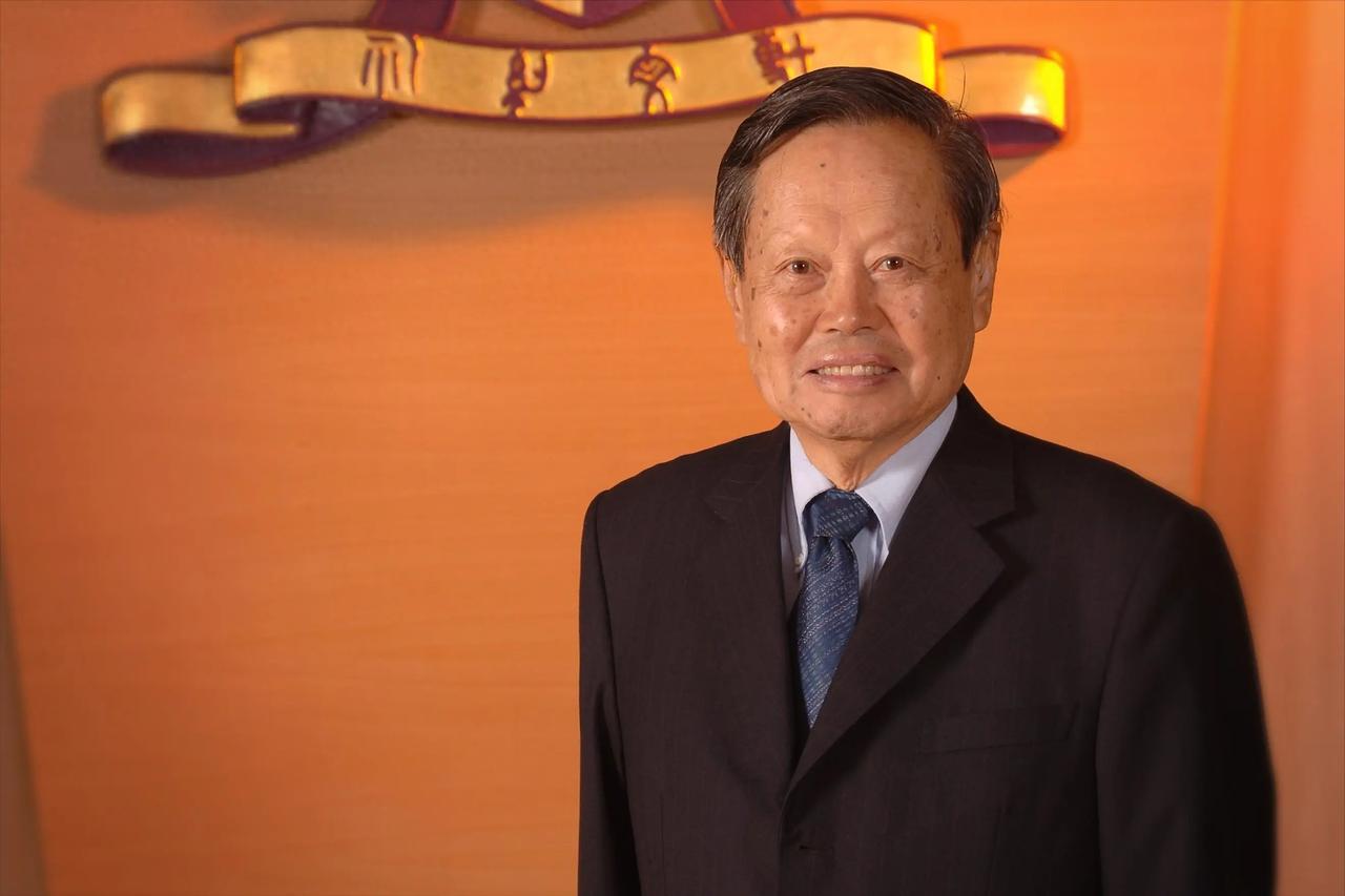 一代大科学家杨振宁逝世。

今天（10月18日）上午，一位全世界都非常熟悉的10