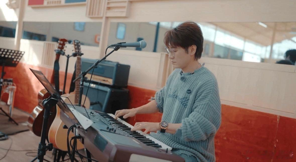 王铮亮 人间维稳器 在任何场合，他仿佛都带着一个无形的“舒适区结界”，悄无声息地