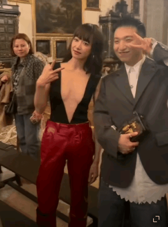 “很慷慨， 但不富有”[泪奔]一句话点评宋茜的这身衣服[我想静静]

你怎么看？