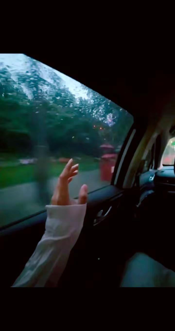 很喜欢现在的状态，没有很大的抱负，生活稳定工作稳定，感情稳定，一切稳定，内心平静