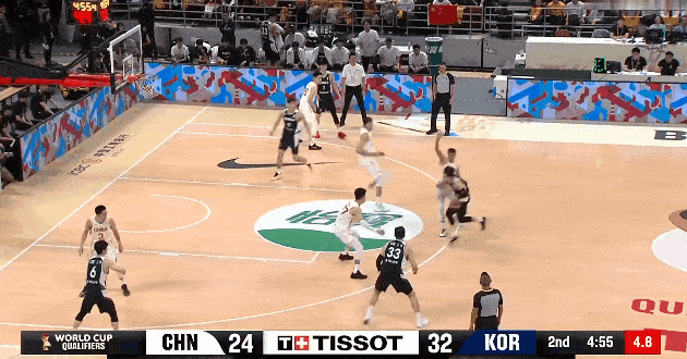 什么水平？高诗岩抢断反击一条龙上空篮竟然没打进，给电视机前的我都看懵了，这球不应