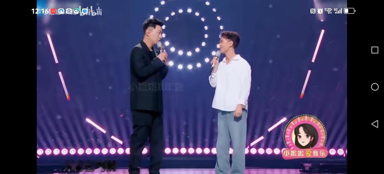 【他如此厚颜无耻】
没发现之前
主持人问他：这些歌都是谁写的，是你找人写的吗？