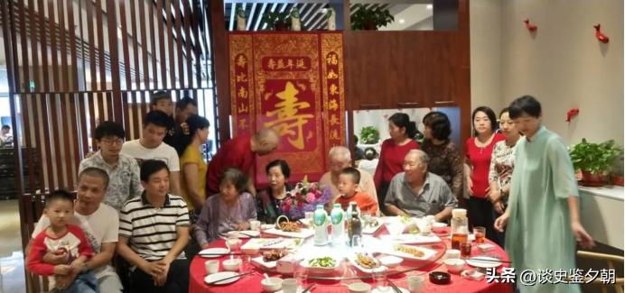 89岁亲戚提前过90大寿，我随礼600元，临走时，亲戚给每人一个红包，我以为里面