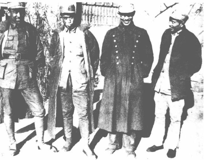 1938年在华北敌后。右起:宋任穷、朱瑞、张霖之、李菁玉