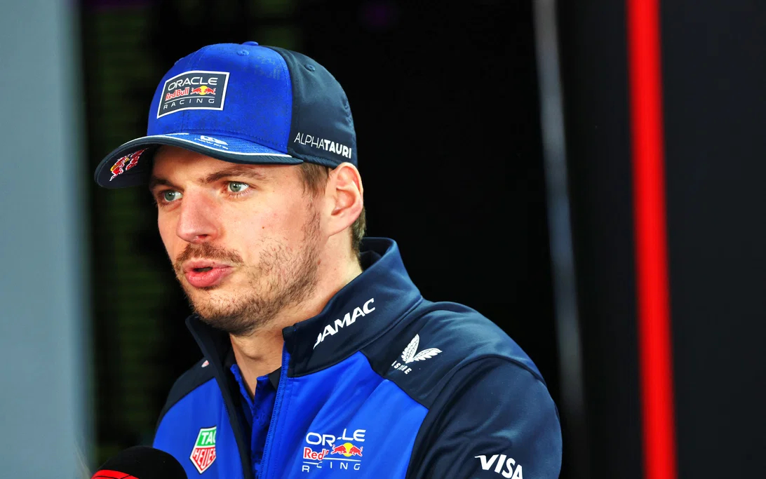 维斯塔潘在红牛车队招待区开始采访前，拒绝开口回答问题，直到《卫报》记者Giles