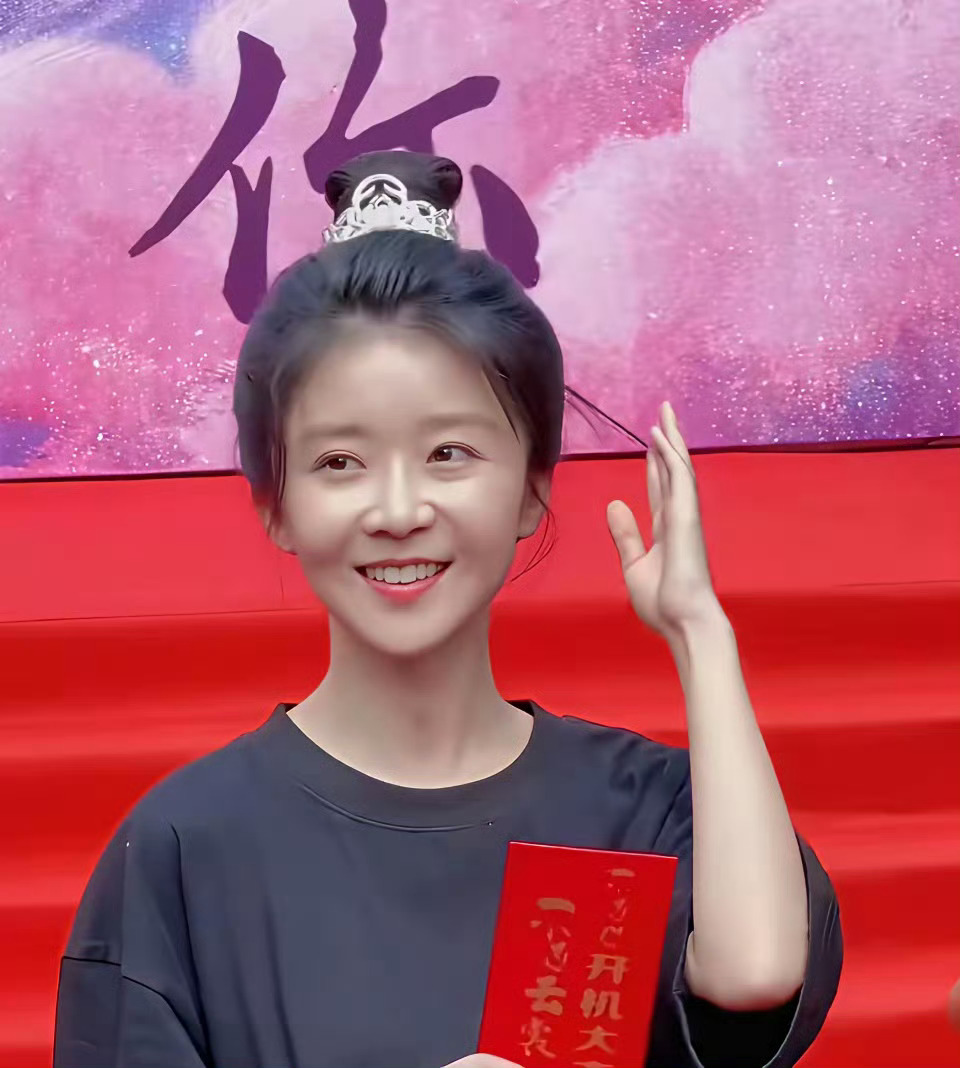 宋伊人主演的电视剧《不遇云裳不遇你》9月初刚取得发行许可证，她演大女主，男主是任