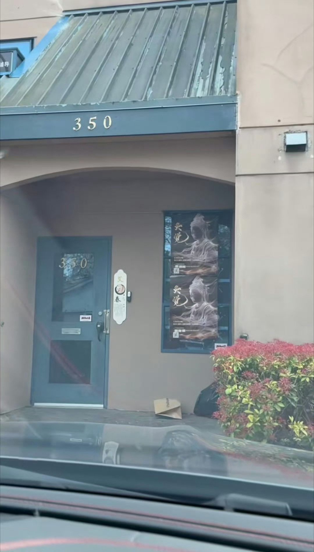 王祖贤眼睛怎么了要不是开传统医学、艾灸的会议，王祖贤应该不会再公开露面。¹ 她在