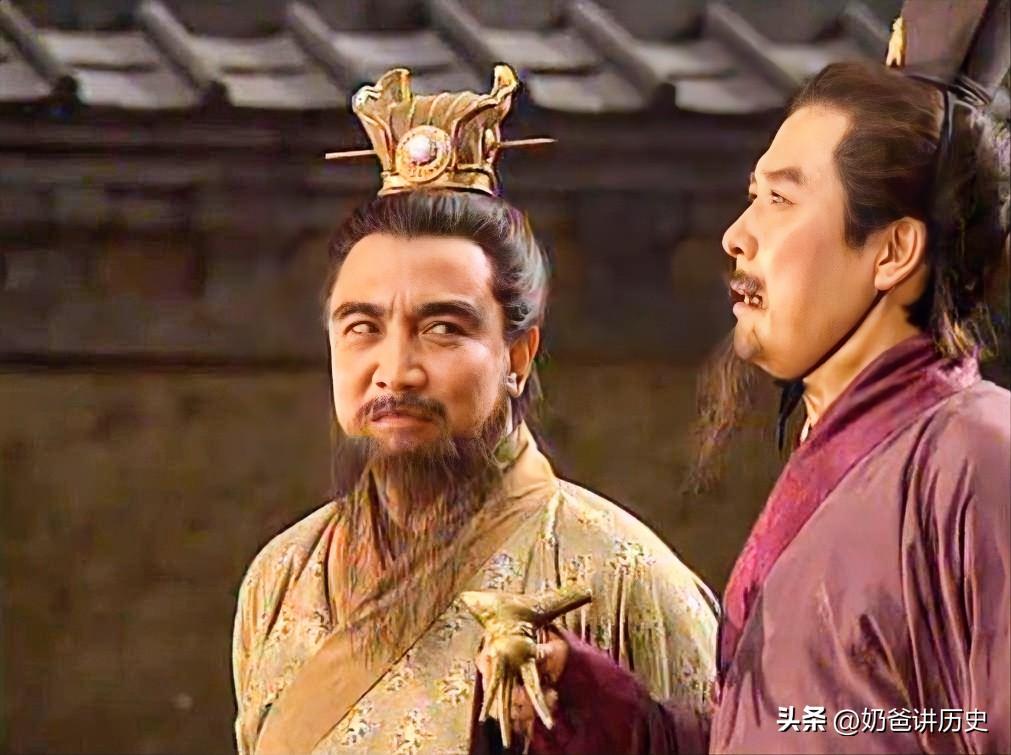 刘备和曹操的关系，也许非常铁，刘备甚至可能是曹操集团的原始股东之一。

同时代的