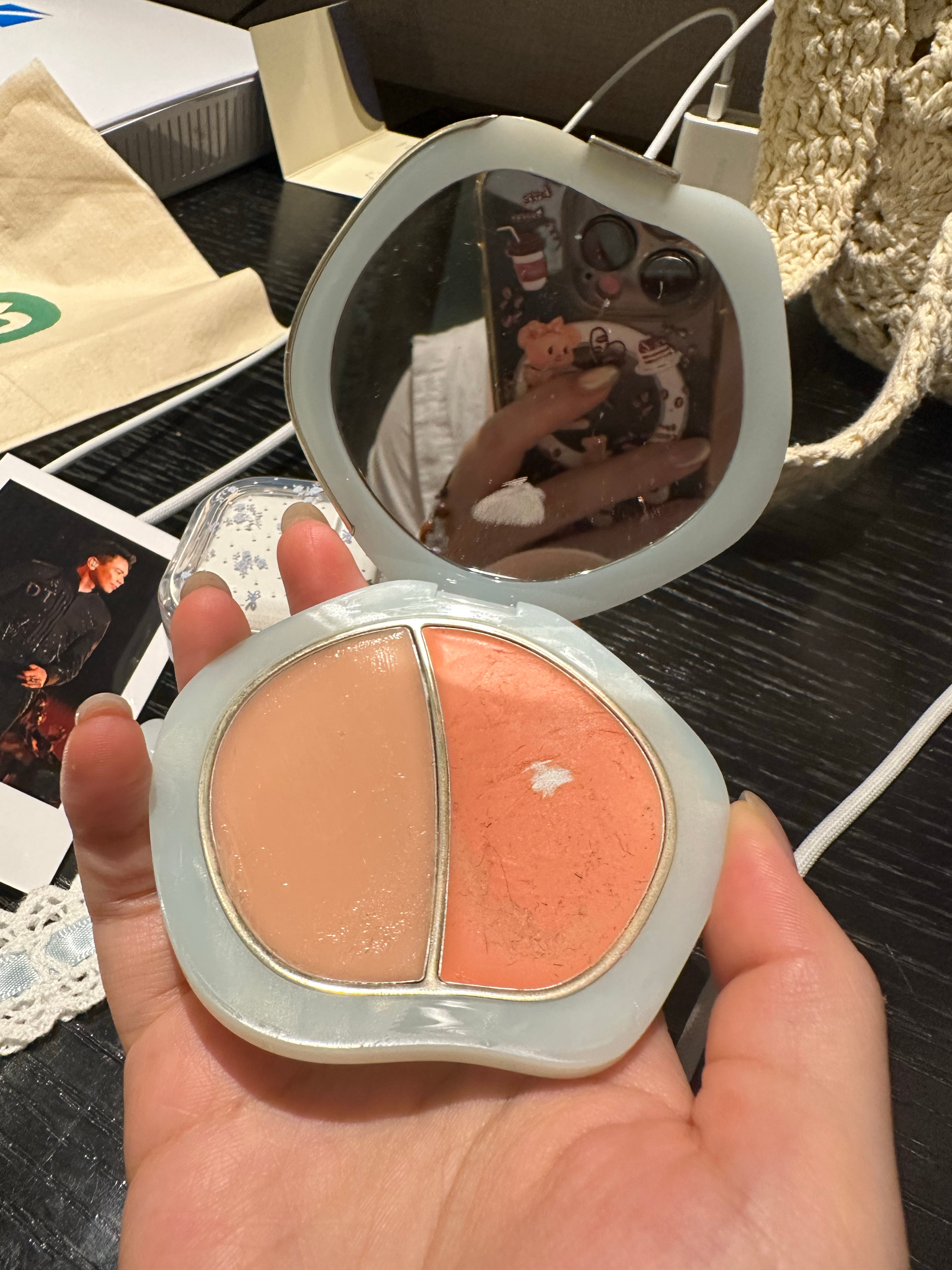 出门玩的时候挺喜欢带彩棠这个腮红水光双色盘的，今天发现都有些vv铁皮了，毕竟我还