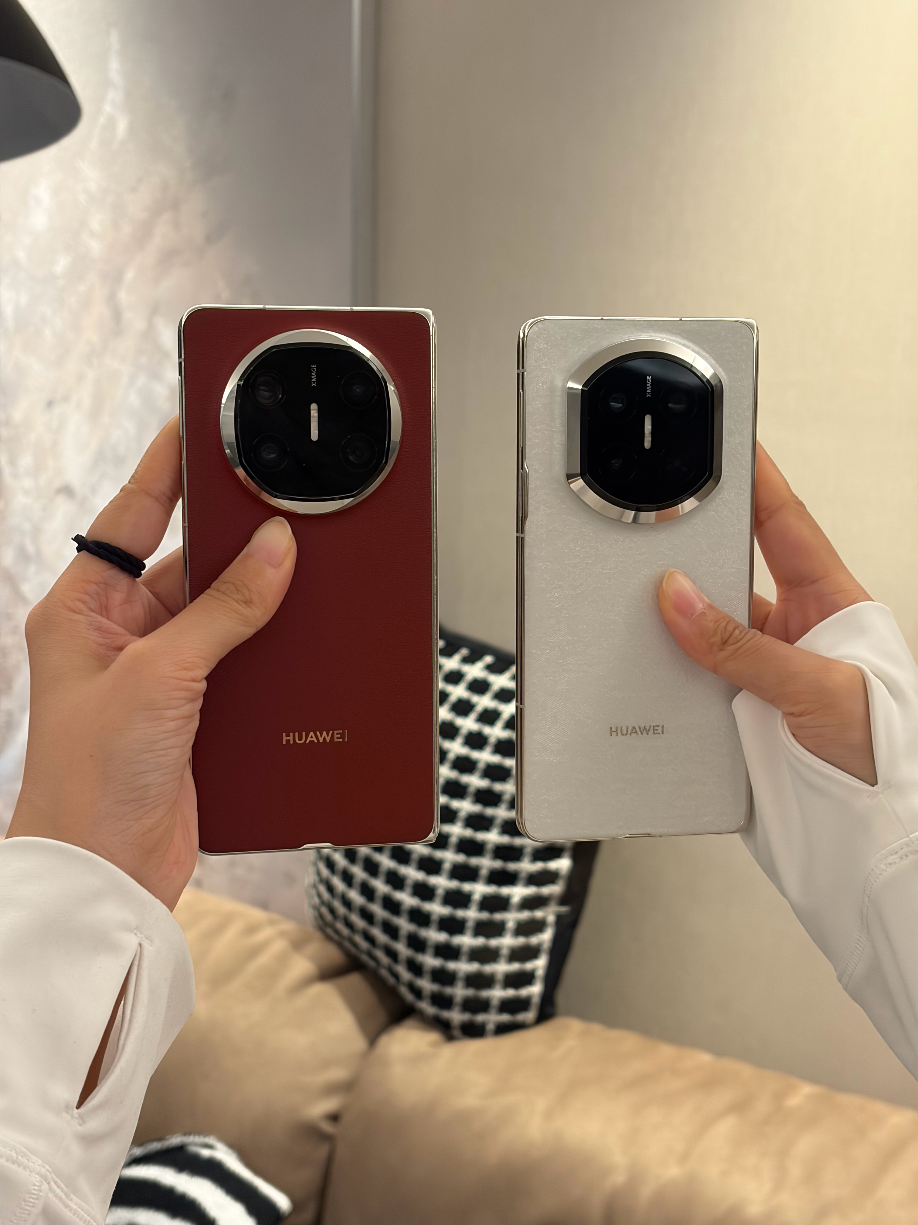 这两天终于有空帮美丽把手机换了华为 Mate X6 换 Mate X7她从来不升