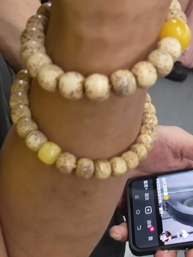 地铁上坐在旁边的老哥的这串子到底值不值钱？

到一定时候男人多常喜欢上一些奇奇怪