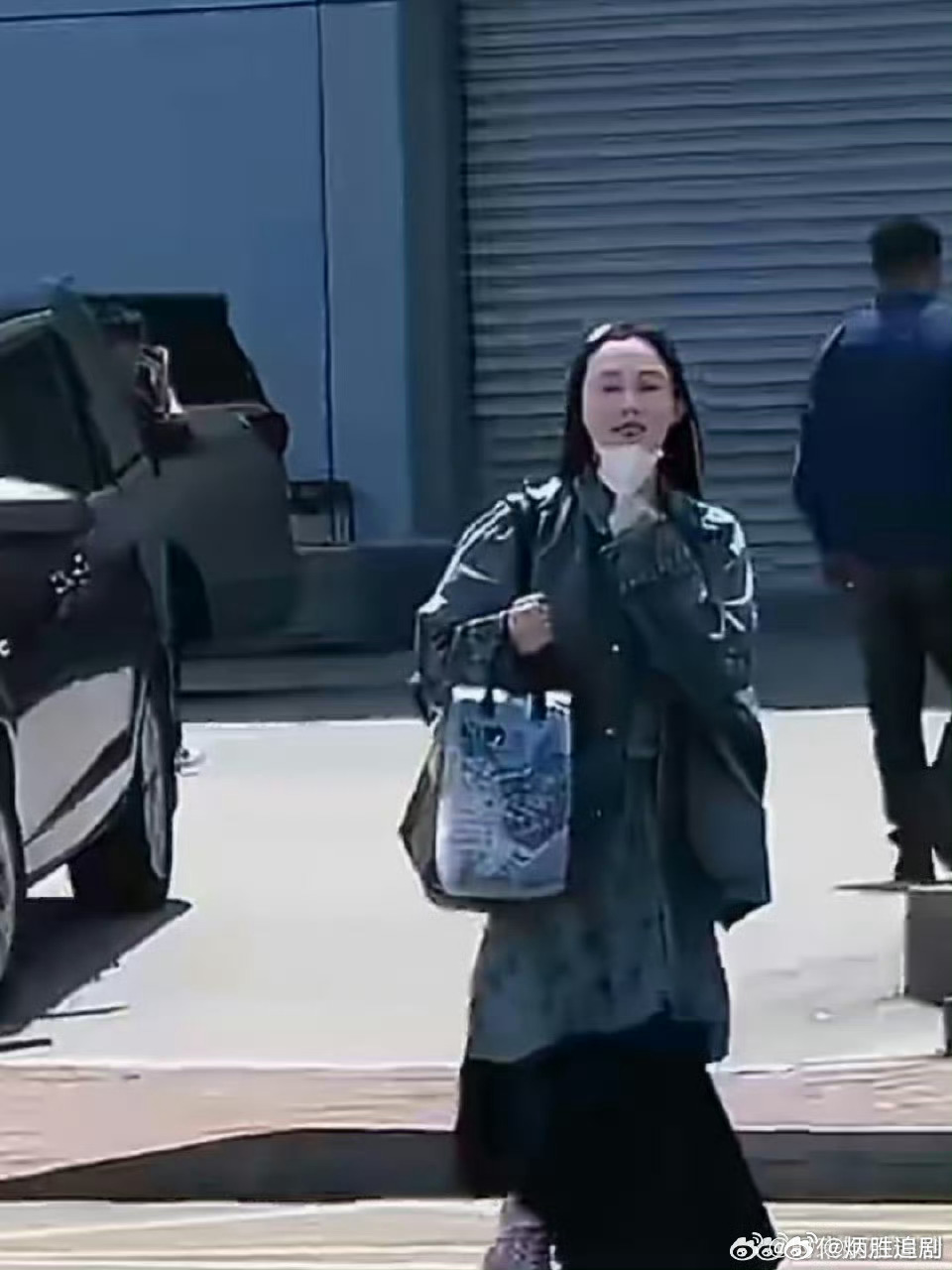 范玮琪浪姐路透和采访录制状态真的好憔悴，眼神里的光没了，看上去拘谨又自卑。她明明