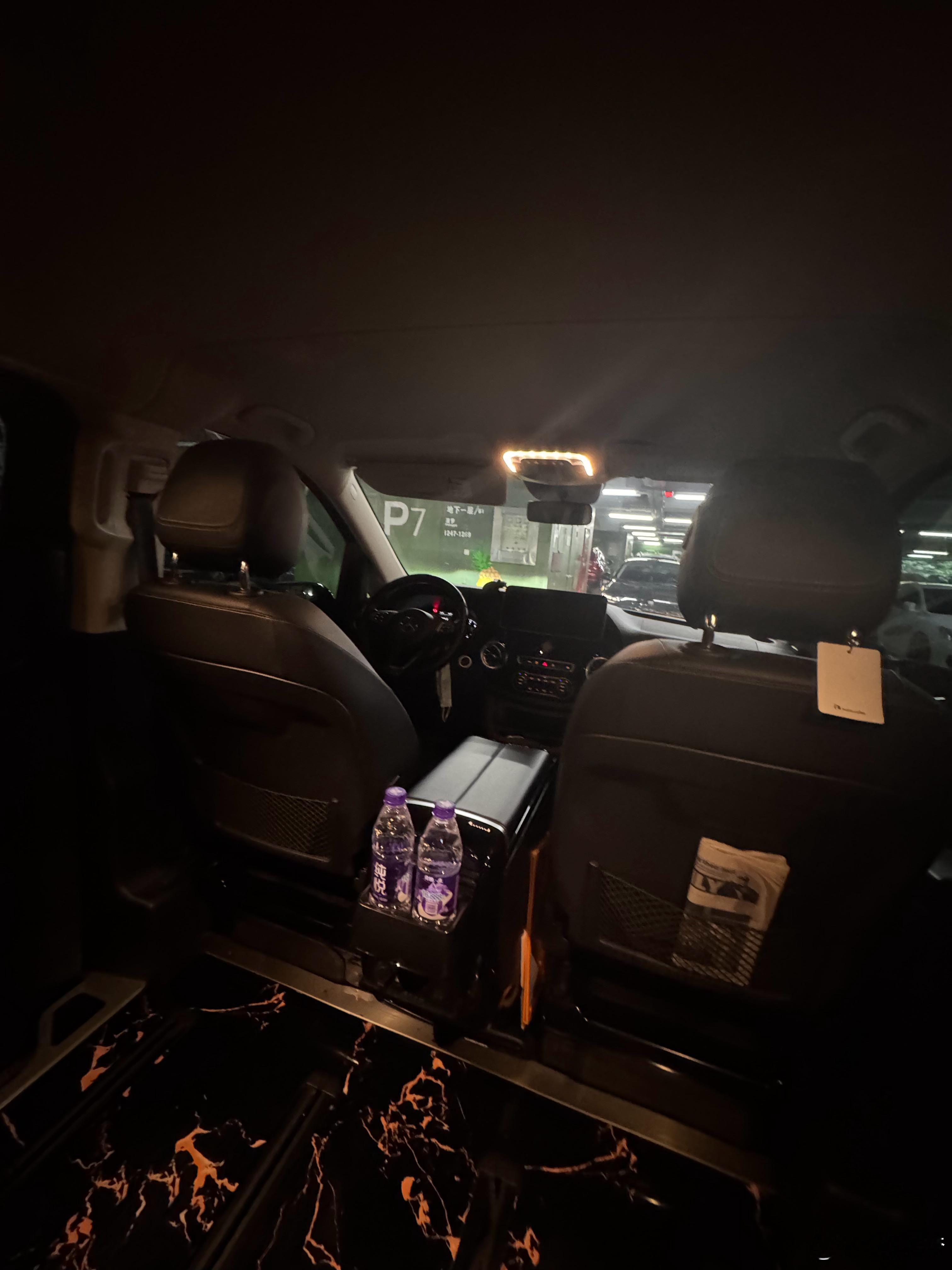 说实话我运气好 接机的唯一一台奔驰被我坐上了[并不简单]这不得发个微博装装逼  