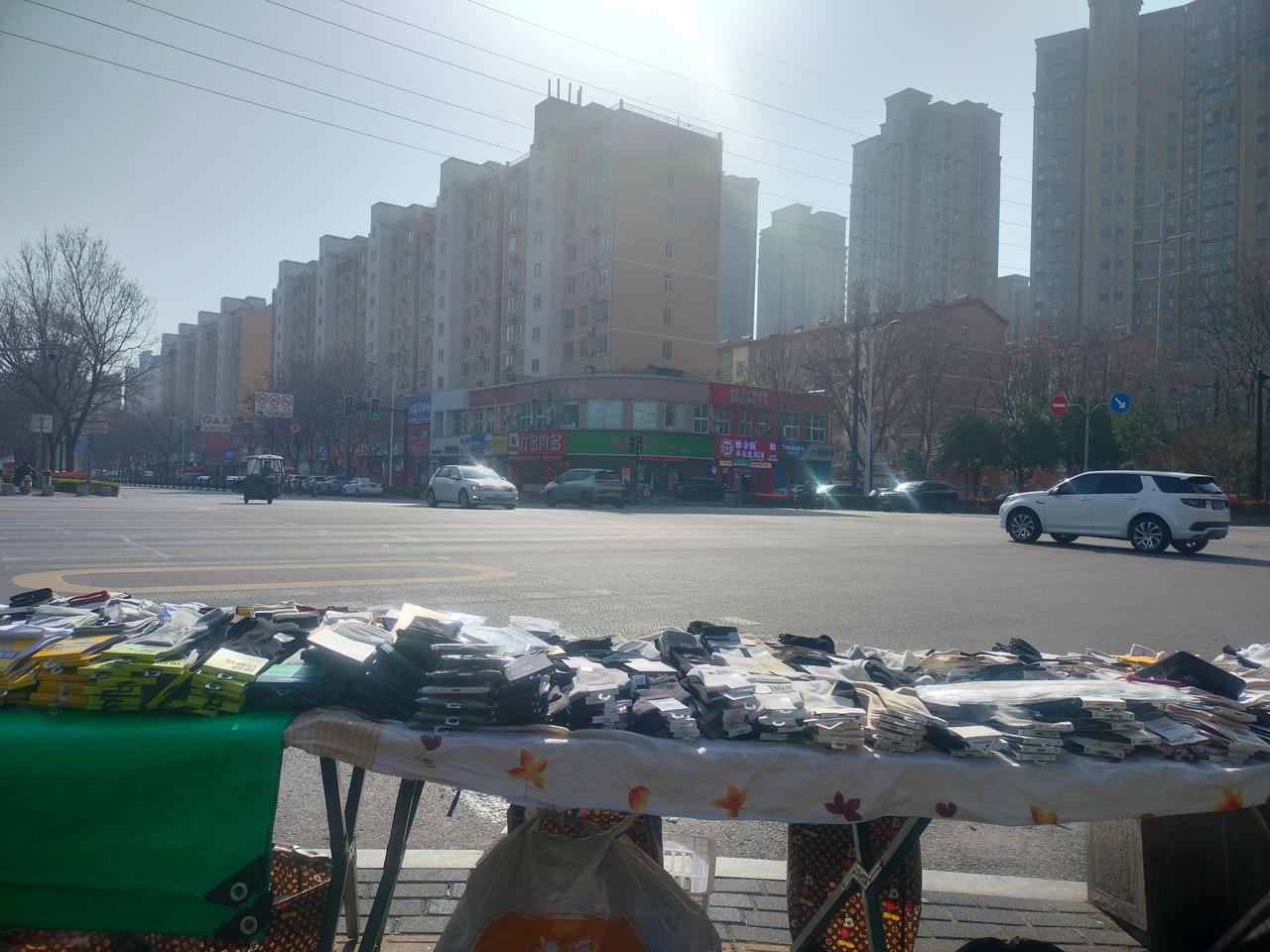 摆摊人百分之五十是被假象迷惑上车的，还有百分之四十是被忽悠的，真正考察过市场经过