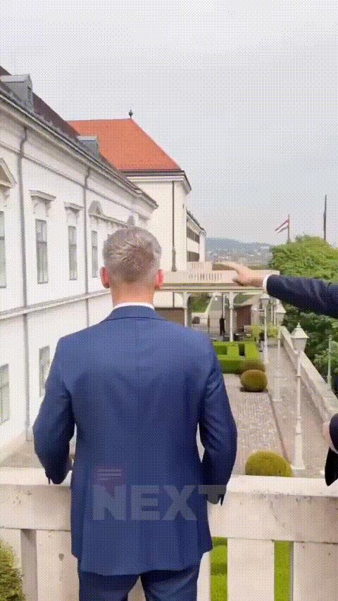 匈牙利刚上演了一出堪称电影级别的画面。

新当选的总理毛焦尔，正在总统陪同下参观