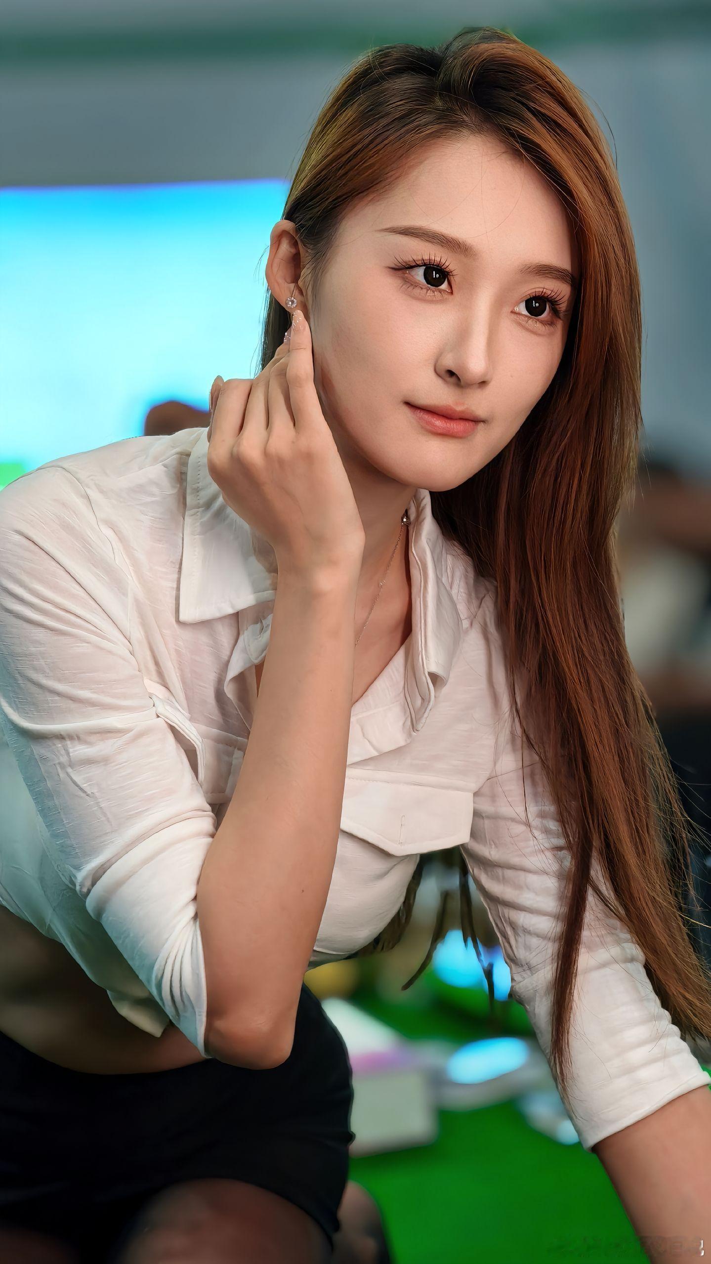 认真工作的女孩 